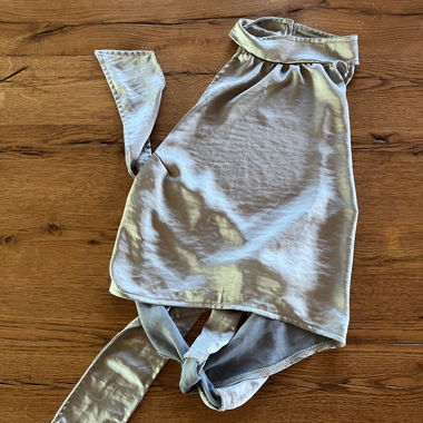 Top argento con laccetto