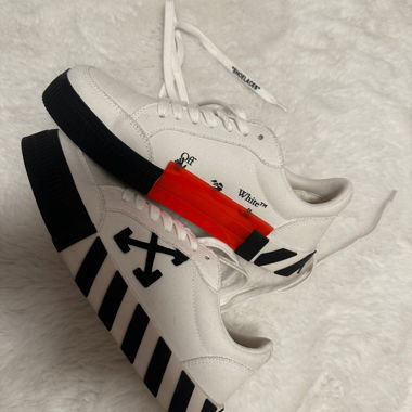 Off-White Plateau-Sneaker weiss
