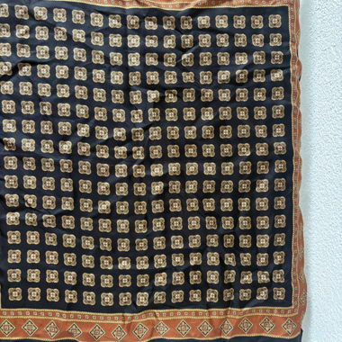 Foulard en soie à motif ornemental