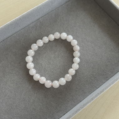 White pearl bracelet / pale pink