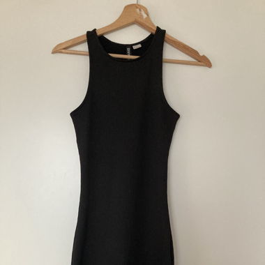 Schwarzes Kleid