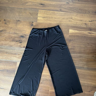 Pantaloni neri a gamba larga