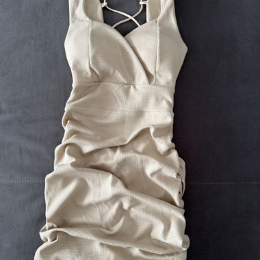 Abito aderente beige con lacci