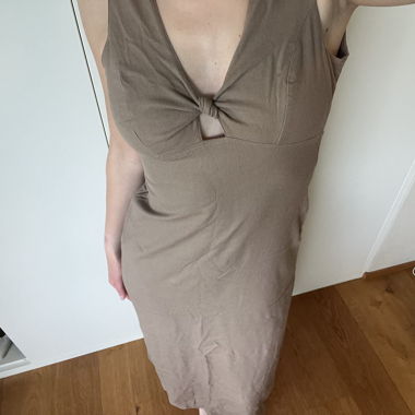 Beiges Maxikleid mit Cut-out