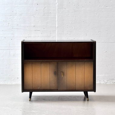 Mid-Century Kommode aus Nussbaumfurnier
