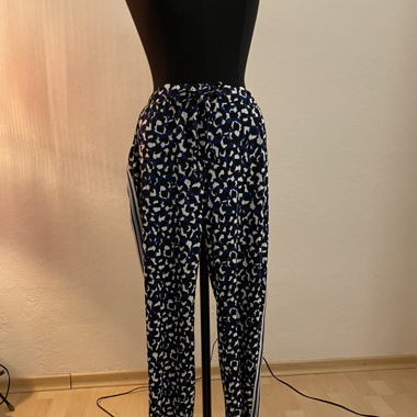Coole Trainer Hose blaue Panter Muster 