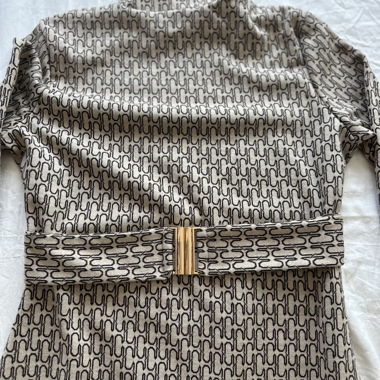 Robe midi à col montant avec ceinture