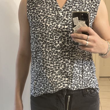 Top bianco con fiore blu scuro