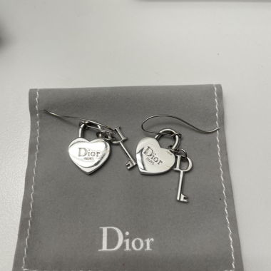 Boucles d’oreilles argentées Dior en forme de cœur et de clé