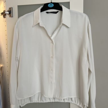 Weisse Bluse mit Kordelzug