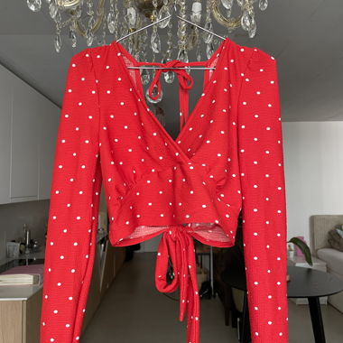 Top avvolgente a pois rosso