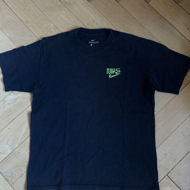 T-shirt Nike nero con stampa sul retro