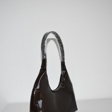 Moderne lackierte Tasche 