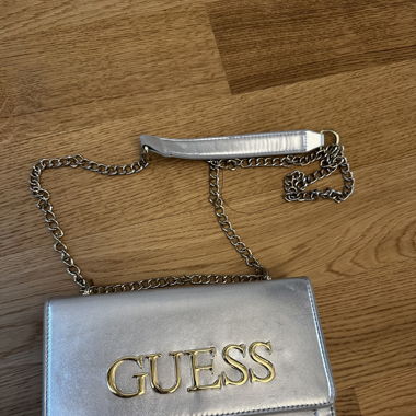Silber Umgängetasche von Guess