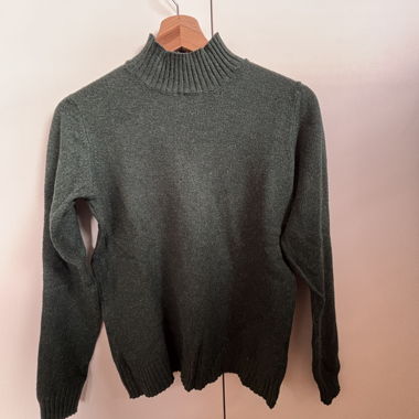 Grüner Rollkragenpullover
