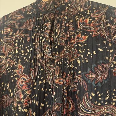 Schwarze Bluse mit Blumenmuster