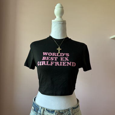 Schwarzes kurzes T-Shirt