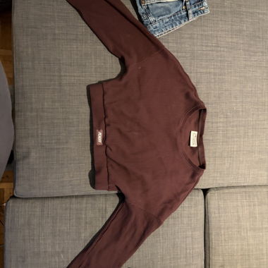 Long-sleeve gym top