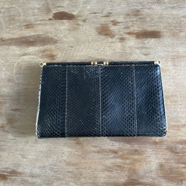 Schwarze Clutch aus Reptiloptik