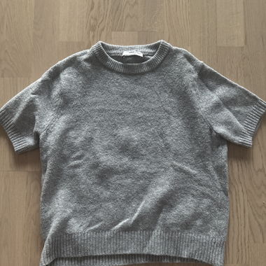 Grey short-sleeve sweater