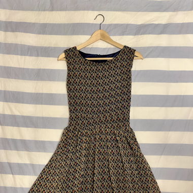 Schönes Sommerkleid mit Blättermuster