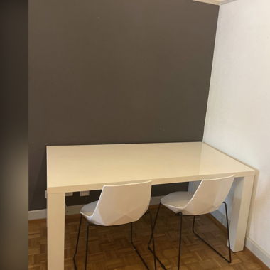 Table avec deux chaises / table with two chairs 