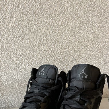 Air Jordan 1 Mid Black 