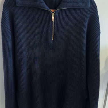 Maglione in maglia scura con zip