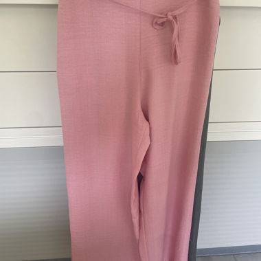 Pantaloni da donna rosa con cintura annodata