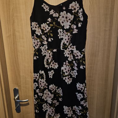 Robe noire fleurie