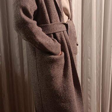 Langer cappotto in maglia con cintura annodata, grigio