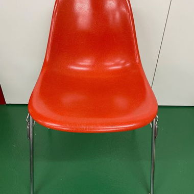 Eames Side Chair in red orange mit Stapelbeinen