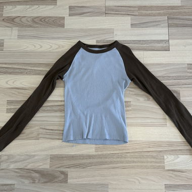 Long-sleeve shirt with raglan sleeves