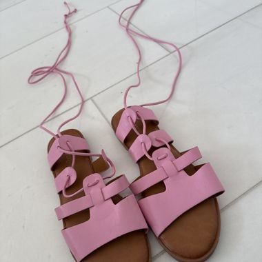 Sandali rosa con listini e allacciatura