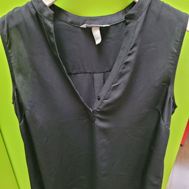 Blouse sans manches noire à encolure en V