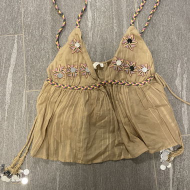 Top beige brodé à bretelles