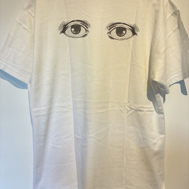 T-shirt bianco con stampa sul retro