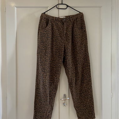 Pantaloni con stampa leopardata