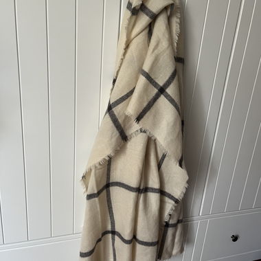 Beige checked scarf with fringes