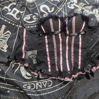 Korsage mit pinken Details