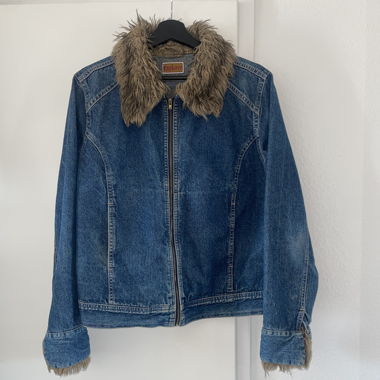 Jeansjacke mit Kunstfellkragen