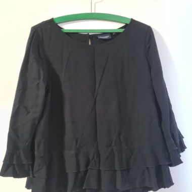 Schwarze Bluse mit Volant