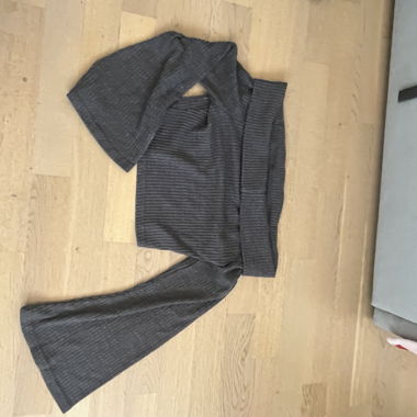 Gestreifter grauer Pullover