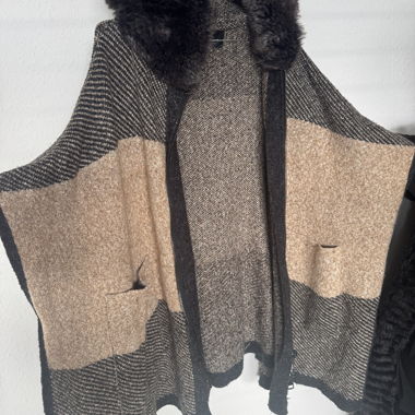 Poncho ZARA Knit con cappuccio in ecopelliccia