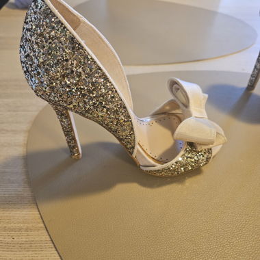 Décolleté con paillettes e fiocco