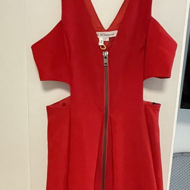 Robe rouge à découpes