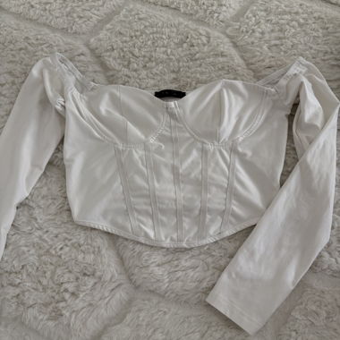 Crop top in satin bianco off-shoulder