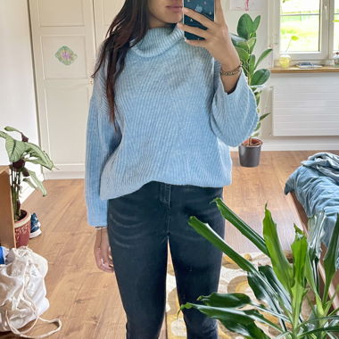 Blue sweatshirt🐬