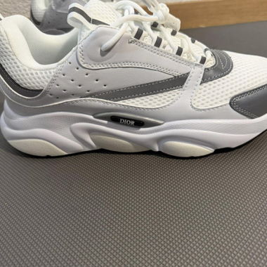 Weiße und graue Dior-Sneaker