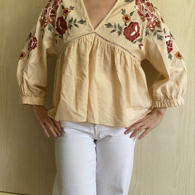 Zara blouse brodée beige